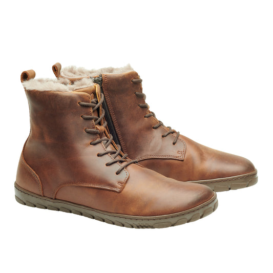 Entdecken Sie die QUINTIC Winter Antique Brown Stiefel von ZAQQ, gefertigt aus hochwertigem braunem Nappaleder. Diese Stiefel zeichnen sich durch einen stilvollen seitlichen Reißverschluss und ein Schnürdesign aus. Mit ihrem kuscheligen Lammfellfutter und den robusten Gummisohlen sind sie ideal, um Sie bei kaltem Wetter warm zu halten.