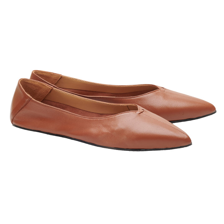 Diese MEXIQ Brown Flats von ZAQQ sind aus Leder gefertigt und verfügen über eine spitze Zehenpartie und niedrige Seitenausschnitte für ein schlankes, elegantes Erscheinungsbild.