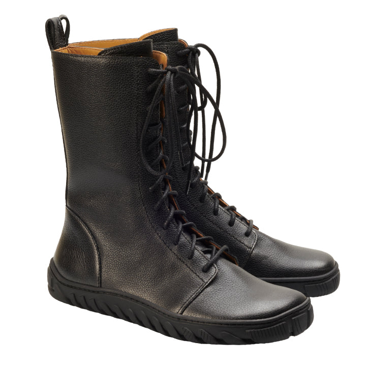 Die DOQS Black Boots von ZAQQ sind hohe Schnürstiefel aus hochwertigem Nappaleder mit einer robusten ULTRAGRIP-Sohle für rutschfesten Halt und detaillierten Nähten, wunderschön auf weißem Hintergrund dargestellt.