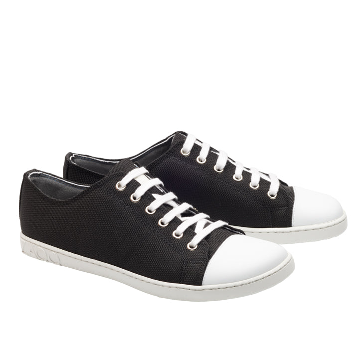 Die ZAQQ CHUQQS Low Black Sneaker zeichnen sich durch ein schwarzes Denim-Design aus und kombinieren Low-Top-Stil mit eleganten weißen Sohlen und Zehenkappen. Strukturierter Stoff verschmilzt mit weißen Schnürsenkeln und schafft einen lässigen und doch modernen Look, der jedes Outfit ergänzt.