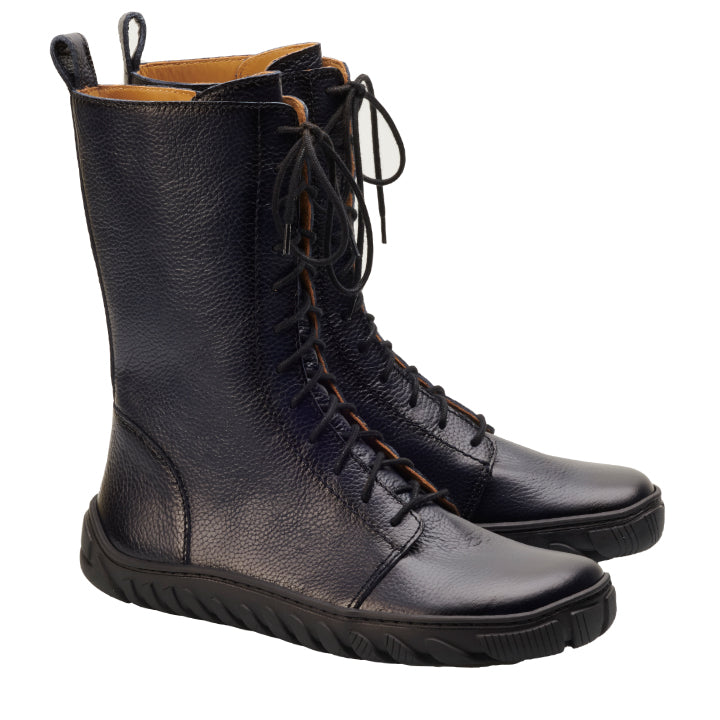 Die DOQS Blue Boots von ZAQQ sind ein Paar schwarze High-Top-Schnürstiefel aus Premium-Nappaleder mit strukturierter Oberfläche. Sie verfügen über eine robuste ULTRAGRIP-Sohle und werden nebeneinander präsentiert, so dass sowohl ihr Vorder- als auch ihr Seitenprofil hervorgehoben werden.