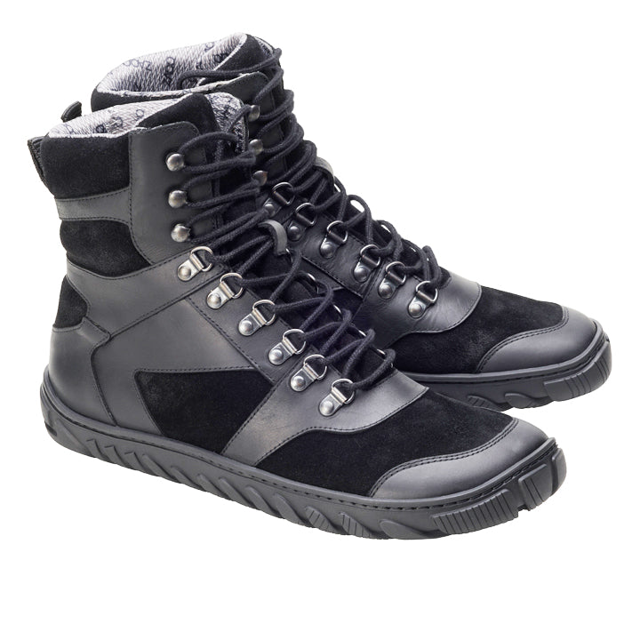 Die ZAQQ EXPLORER Black Waterproof-Stiefel sind High-Top-Wanderschuhe mit Schnürung vorne, robuster Sohle und silbernen Ösen. Diese wasserdichten Stiefel sind aus Leder und Wildleder gefertigt und haben ein grau gemustertes Stofffutter an der Oberseite. Sie sind perfekt für jedes Outdoor-Abenteuer.