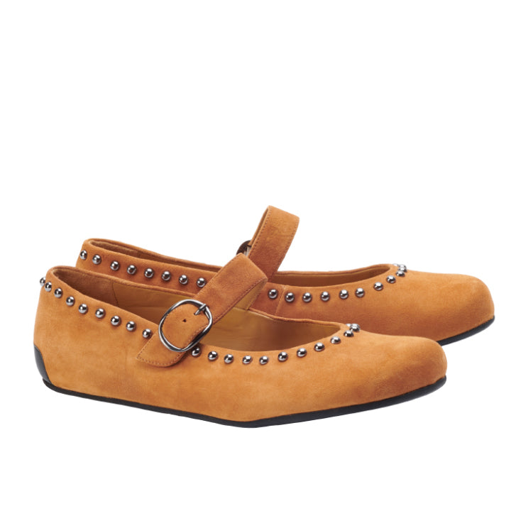 ZAQQ präsentiert den DIEQO Brown mit hellbraunem Veloursleder-Finish, Schnallenriemen und silbernen Nietenakzenten an den Rändern. Diese Schuhe im Ballerina-Design bieten sowohl Eleganz als auch Komfort.