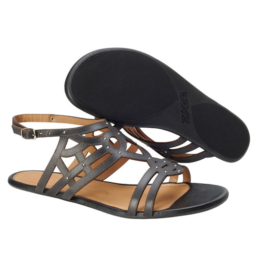 Wir präsentieren die QANQETA Black Sandalen von ZAQQ. Diese stilvollen Sandalen sind aus glattem Nappaleder mit dekorativen Riemen und niedrigem Absatz gefertigt. Eine Sandale wird aufrecht präsentiert, um ihr Design hervorzuheben, während die andere umgedreht ist, um die Textur ihrer Sohle zu zeigen. Sie sind mit verstellbaren Knöchelriemen und Schnallen ausgestattet, um höchsten Tragekomfort zu gewährleisten.