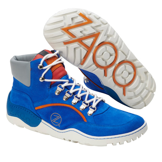 Wir präsentieren den TREQ Azure Waterproof von ZAQQ, ein stylisches Paar High-Top-Sneaker in Blau mit weißen Schnürsenkeln und orangefarbenen Akzenten. Diese Schuhe zeichnen sich durch ein sportliches Design mit grauen Kragen aus. Die weißen Sohlen mit einem orangefarbenen und blauen Muster verleihen diesen Sneakers einen Hauch von modernem Flair.