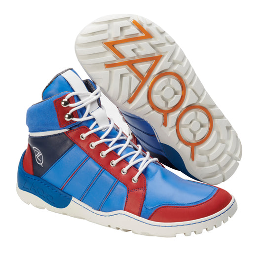 Die MONTBLANQ Blue Waterproof High-Top-Sneaker von ZAQQ bestechen durch ihr auffälliges Farbschema in Blau, Rot und Weiß. Sie verfügen über weiße Schnürsenkel und das charakteristische ZAQQ TERRA Sohle-Profilmuster auf der Sohle, hervorgehoben durch orangefarbene Akzente, wodurch sie perfekt sind, um ein modisches Statement abzugeben.