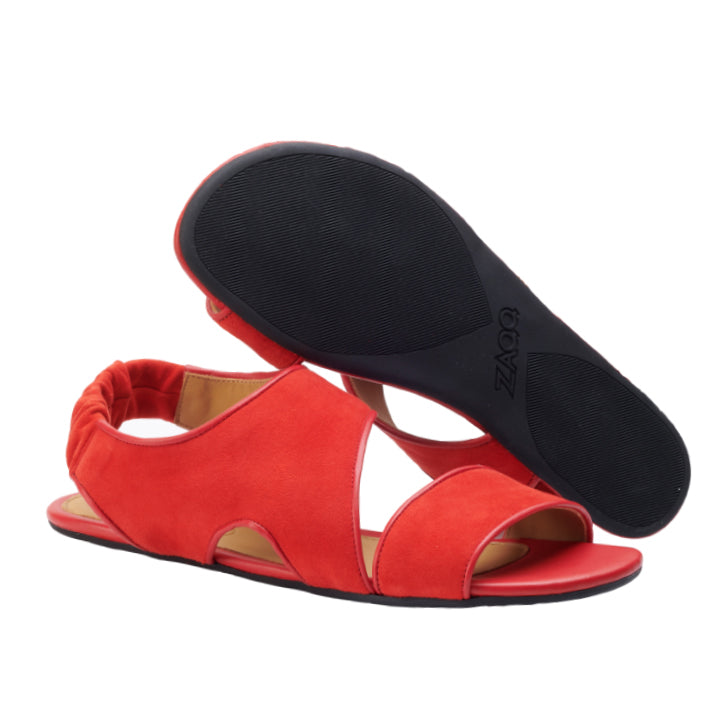 Ein Paar CISQA Red-Sandalen mit offener Spitze von ZAQQ, ideal für einen sommerlichen Look, mit schwarzen Sohlen und stilvollen Cut-Out-Details. Diese Barfußsandalen haben hinten einen elastischen Riemen für besseren Halt. Eine Sandale liegt auf der Seite, während die andere umgedreht ist, um die Sohle zu zeigen.