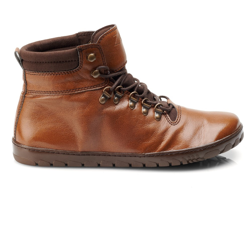 Ein einzelner EXPEQ Vegan Cuoio Waterproof-Stiefelette von ZAQQ ist auf einem weißen Hintergrund abgebildet. Dieser braune Stiefel hat Metallösen und braune Schnürsenkel, weist Nähte auf und hat einen gepolsterten Schaft für zusätzlichen Komfort. Sein texturreiches Design wird durch seine Wasserdichtigkeit noch verstärkt und macht ihn perfekt für jedes Abenteuer.