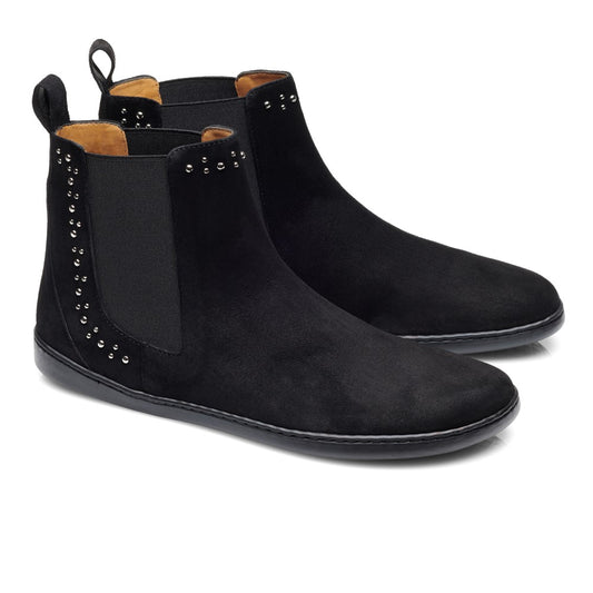 Ein Paar SPARQLE Shine Velours Black Stiefeletten von ZAQQ mit stylischen Schmucksteinchen in der Nähe der elastischen Seitenteile. Die Stiefel haben eine leicht abgerundete Spitze und eine Schlaufe an der Rückseite für bequemes Tragen und verleihen Ihren Schritten einen Hauch von Glanz.