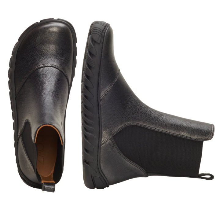 Die schwarzen Chelsea-Boots von ZAQQ ELASTIQ sind aus glattem schwarzem Leder und haben ein markantes elastisches Seitenteil. Ein Stiefel steht aufrecht, der andere liegt auf der Seite und zeigt eine strukturierte Gummisohle. Diese Stiefel vereinen Stil und Funktionalität dank einer praktischen Lasche an der Rückseite.