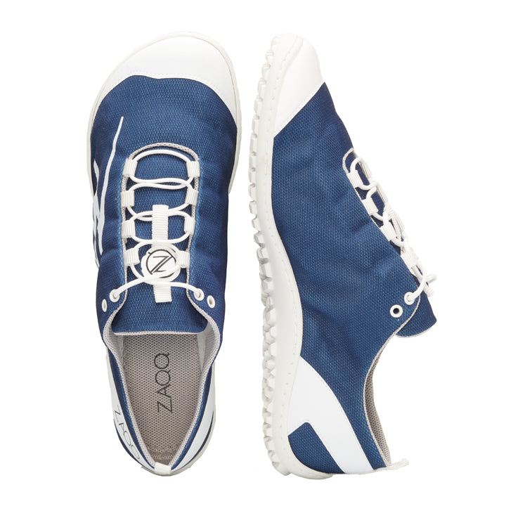 Eine Draufsicht auf ein Paar SQIM Blue-Sneaker von ZAQQ zeigt blaue Schuhe mit weißen Sohlen und Akzenten. Ein Schuh ist von oben zu sehen, wodurch die Schnürsenkel und das Logo hervorgehoben werden, während der andere seitlich positioniert ist, um die strukturierte Sohle aus Recyclingfasern und die detaillierten Seitenmerkmale hervorzuheben.