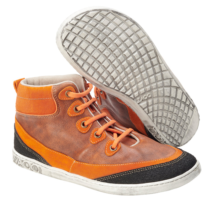 Ein Paar ZAQQ CINQO Orange High-Top-Sneaker, die eine elegante Kombination aus orangefarbenem und braunem Leder präsentieren, akzentuiert durch leuchtend orangefarbene Schnürsenkel und raffinierte schwarze Zehenkappen. Die weißen Gummisohlen sind mit einem strukturierten Muster versehen, um den Halt zu verbessern.