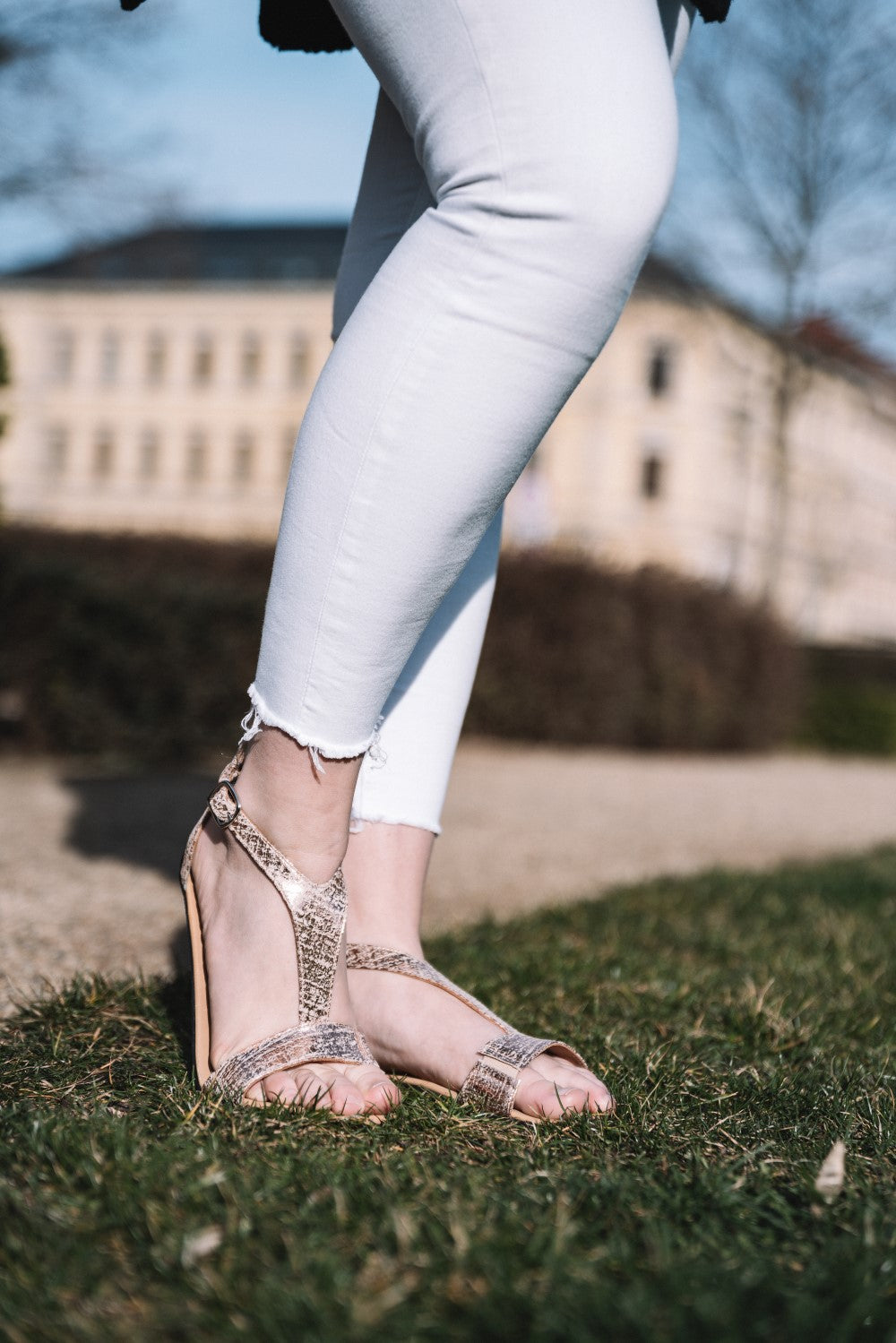 Bei diesen CLIQ Gold-Sandalen von ZAQQ handelt es sich um ein Paar metallisch glänzende Schuhe mit T-Riemendesign und Schnallenverschluss sowie einer flexiblen Sohle für mehr Komfort.