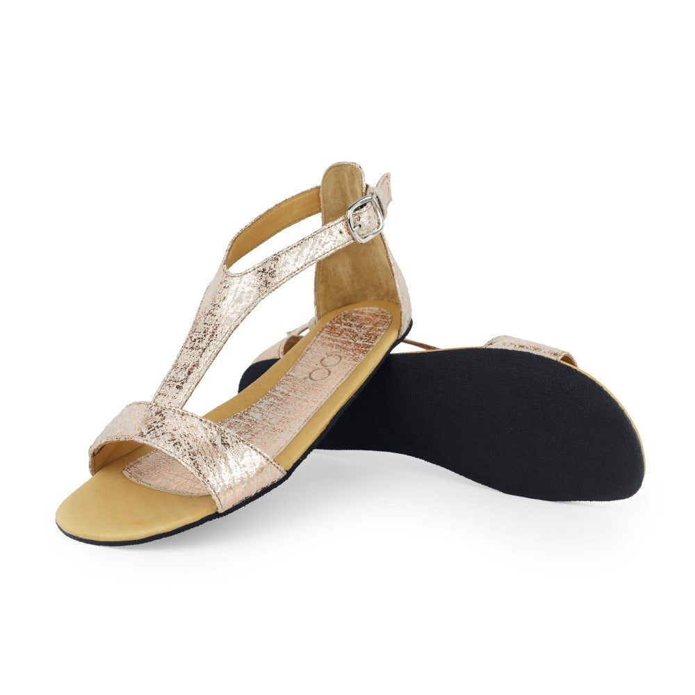 Bei diesen CLIQ Gold-Sandalen von ZAQQ handelt es sich um ein Paar metallisch glänzende Schuhe mit T-Riemendesign und Schnallenverschluss sowie einer flexiblen Sohle für mehr Komfort.