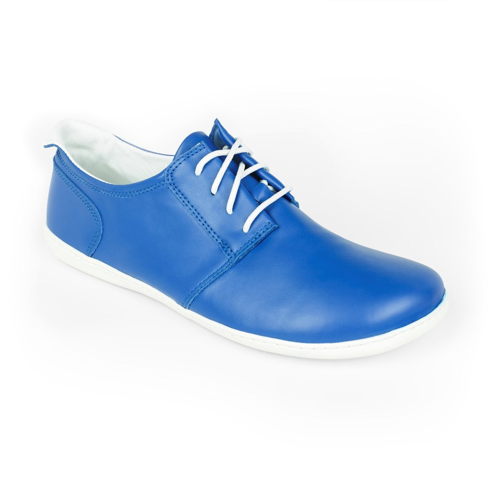 Der weiße Schuh PIQUANT Nappa Cobalto von ZAQQ mit seinem glatten Finish aus blauem Leder, den weißen Schnürsenkeln und der weißen Sohle verkörpert die Eleganz des Derby-Schnitts vor schlichtem weißen Hintergrund.