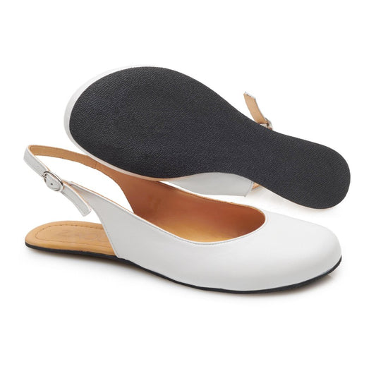 Ein Paar weiße PINQ Slingback-Schuhe von ZAQQ mit runder Spitze und einem kleinen Schnallenriemen. Ein Schuh ist so positioniert, dass er sowohl von oben als auch von der Seite zu sehen ist, während der andere angewinkelt ist, um seine schwarze Sohle zu präsentieren.