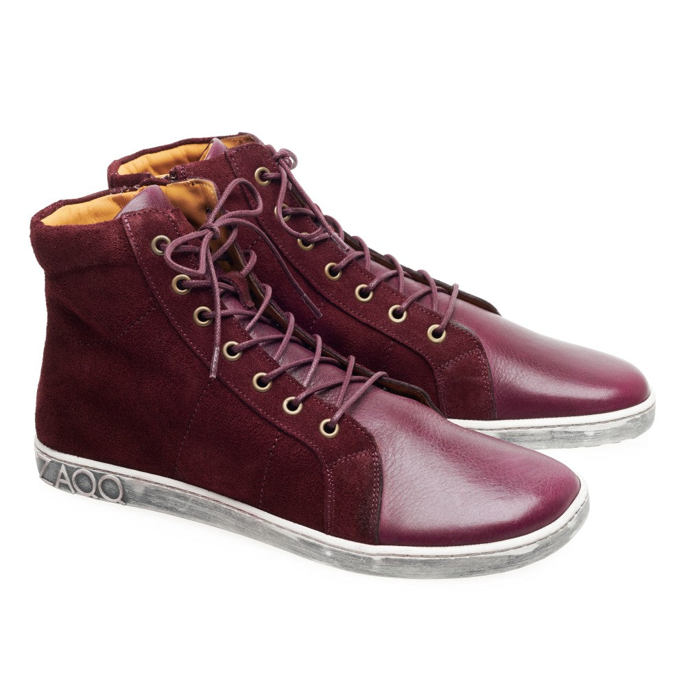 Wir präsentieren die QORE High Mazarine High-Top-Sneaker von ZAQQ, gefertigt aus elegantem burgunderfarbenem Verlours- und Glattleder mit hellbrauner Innenseite. Diese halbhohen Sneaker haben braune Schnürsenkel und eine graue Gummisohle, auf deren Ferse stolz die Buchstaben AOO eingeprägt sind.