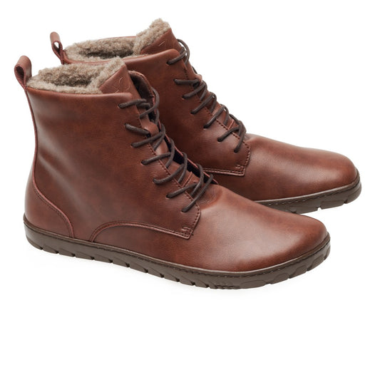 Präsentiert werden die QUINTIC Winter Vegan Tabaco Boots von ZAQQ. Diese braunen Stiefeletten aus veganem Leder haben schwarze Schnürsenkel und eine dunkelbraune Kautschuksohle. Am oberen Ende der Stiefel fällt ein warmes, flauschiges Innenfutter auf. Sie werden nebeneinander, leicht nach rechts geneigt, vor einem schlichten weißen Hintergrund präsentiert.