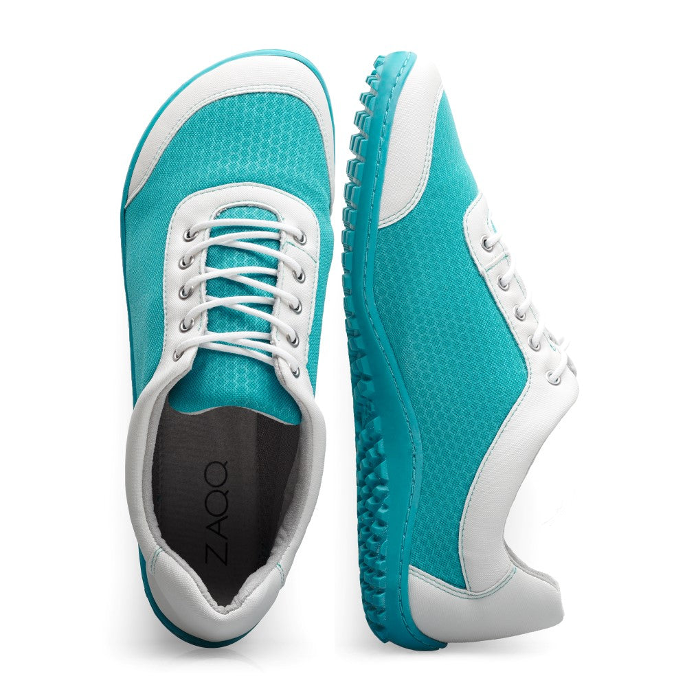 Die Sportschuhe SQIP Turquoise sind in den Farben Blaugrün und Weiß gehalten und bestehen aus veganen Materialien. Die Profilsohle sorgt für hervorragenden Halt. Das Obermaterial hat ein Mesh-Design, das durch weiße Schnürsenkel ergänzt wird und ein Barfußgefühl vermittelt. Der Markenname ZAQQ ist deutlich auf der Innensohle zu sehen.