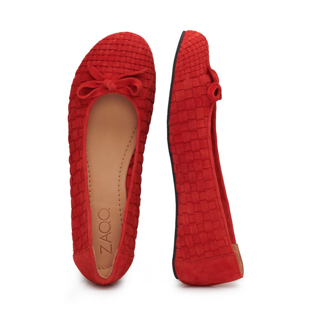 Ein Paar TWIST Red Ballerinas von ZAQQ, mit gewebter Textur und kleinen Schleifen im Zehenbereich. Ein Schuh ist aufrecht positioniert, um die Seitenansicht zu zeigen, während der andere flach liegt, um die Draufsicht zu zeigen. Diese Barfuß-Ballerinas sind mit Velourleder-Einlegesohlen für ultimativen Komfort ausgestattet.