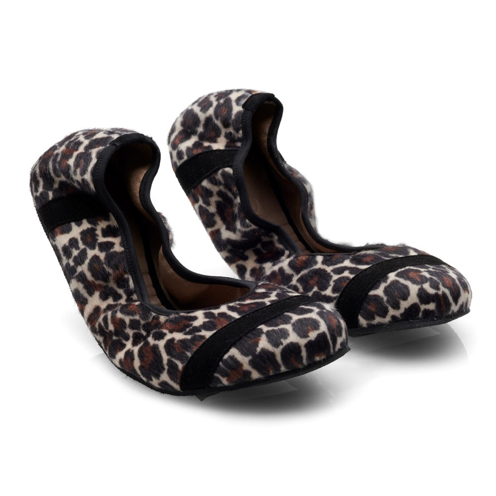 Wir präsentieren den TWIST Leo von ZAQQ: ein schickes Paar Ballerinas mit Leopardenmuster, schwarzem Besatz und weichem, abgerundetem Zehendesign. Diese stylischen Schuhe sind perfekt für alle, die den Animal-Print-Trend lieben. Sie heben sich von einem schlichten weißen Hintergrund ab und werten Ihre Garderobe mühelos auf.