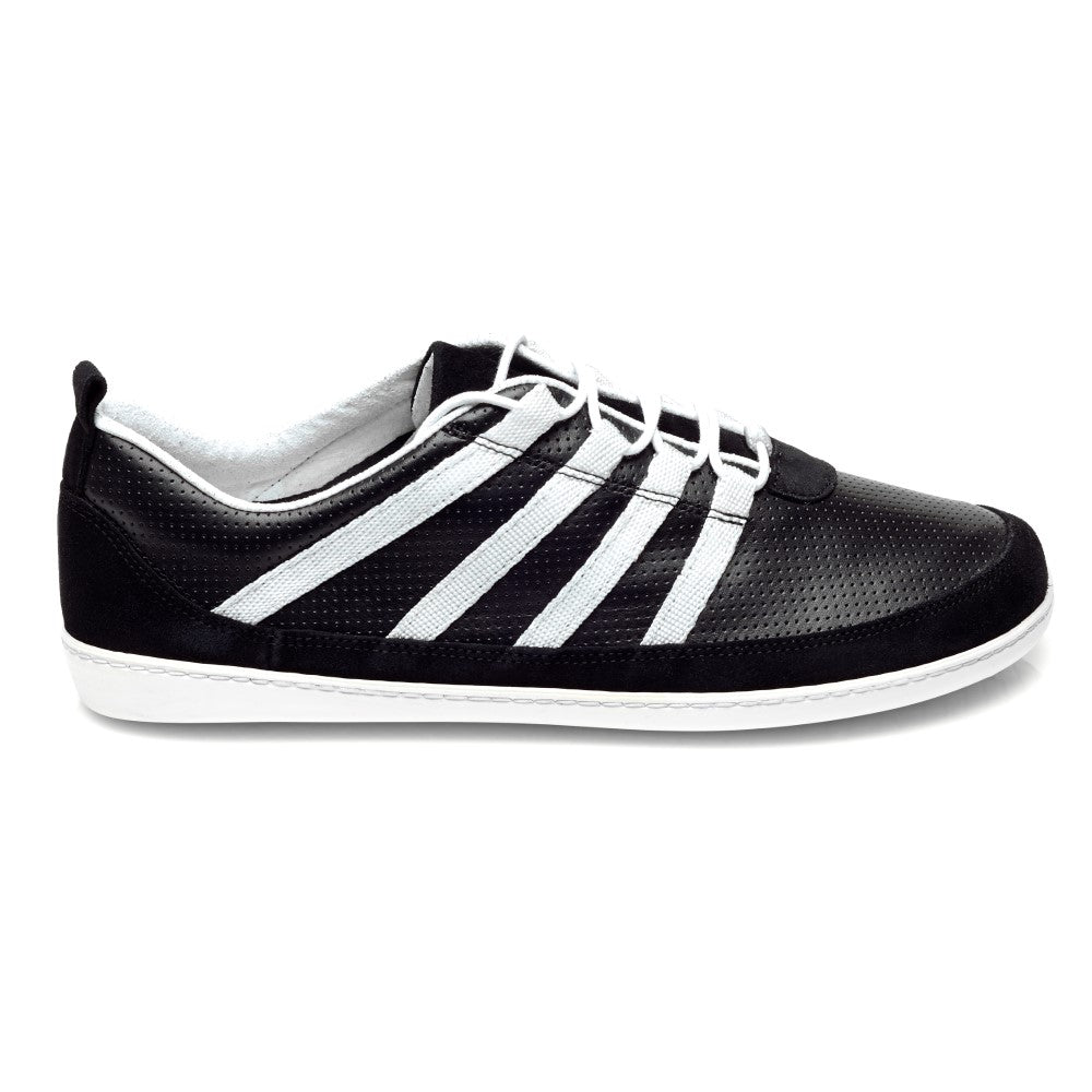 Der Sneaker SPARQ Low Black White von ZAQQ ist ein stylischer schwarz-weißer Schuh mit weißen Schnürsenkeln und drei ikonischen Streifen. Er ist aus hochwertigem Nappaleder gefertigt, verfügt über eine weiße Sohle und ein perforiertes Design auf dem Obermaterial, das sich elegant vor einem makellos weißen Hintergrund abhebt und sein Seitenprofil hervorhebt.