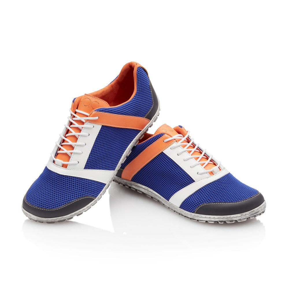 Ein Paar ZARQA Blue Sportschuhe von ZAQQ mit blauem Mesh mit weißen und orangefarbenen Akzenten. Die Schuhe sind für höchste Atmungsaktivität konzipiert und haben weiße Schnürsenkel und graue Sohlen, die auf einem schlichten weißen Hintergrund zu sehen sind. Ein Schuh steht aufrecht, während der andere dagegen lehnt.